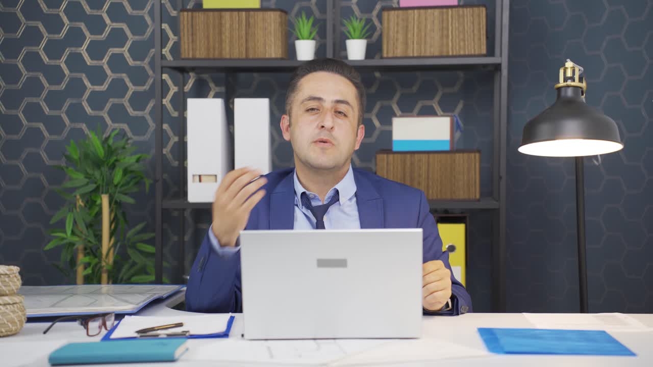 뜨겁고 습한 날씨에 지쳐있는 사업가입니다.