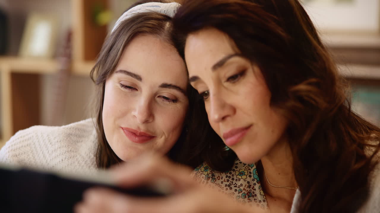 두 명의 여성이 전화를 보고 있습니다.