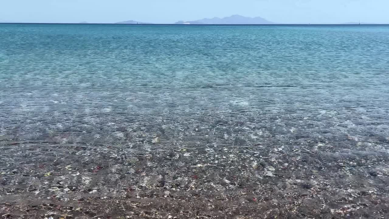 크리스탈처럼 은 물 표면에 아름다운 파도 패턴이 있습니다.