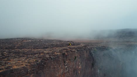 Hombre-Caminando-Sobre-Una-Montaña-En-Un-Clima-Brumoso