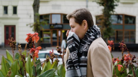 persona con alergia a las flores