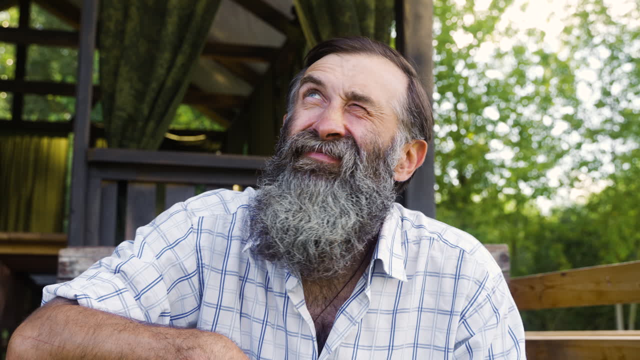 야외에서 포즈를 취하는 남자