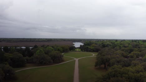 Toma-Aérea-Amplia-De-La-Histórica-Plantación-De-Middleton-Place-En-El-País-Bajo-De-Carolina-Del-Sur