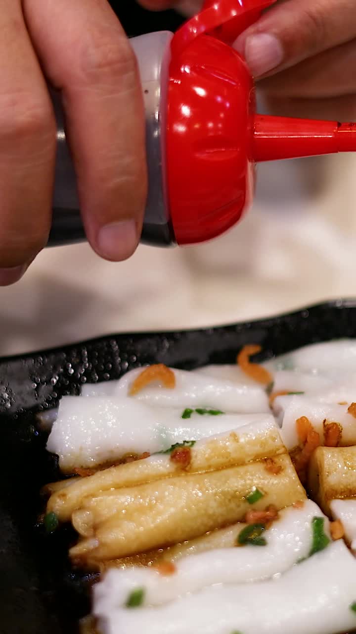 누들 롤에 소스를 부어 넣는 것