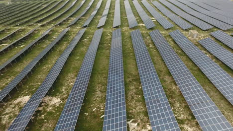 Toma-Lateral-De-Un-Parque-Solar.-Líneas-De-Módulos-Fotovoltaicos-Francia-Drone-Aéreo