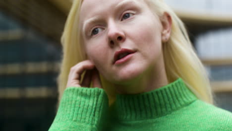 mujer joven, tenencia, auricular, caso