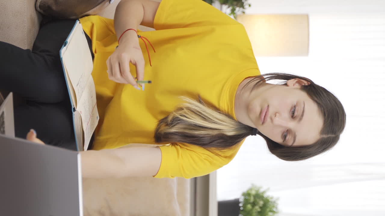 вертикальное видео несчастной студентки, прибывающей к его столу.