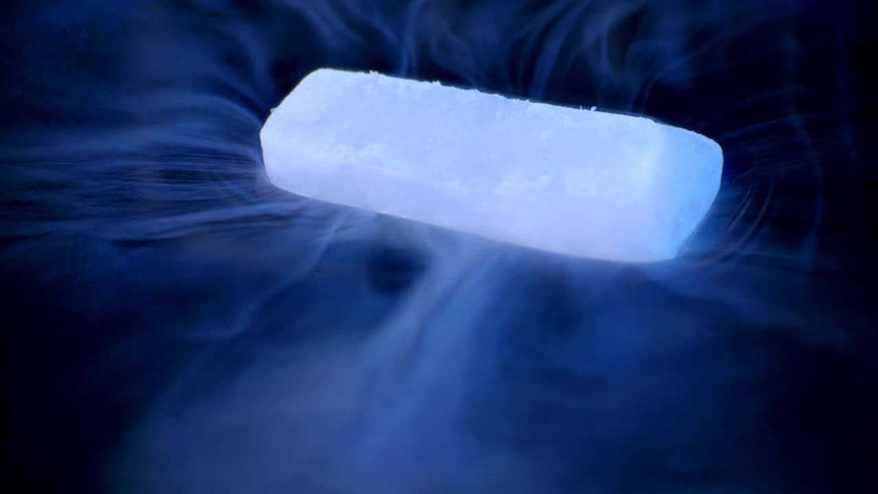 건조한 얼음은 물에 용해됩니다.