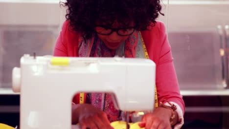 Diseñador-De-Moda-Usando-Máquina-De-Coser