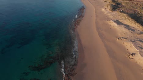 Inclinación-Aérea-Revelada-Sobre-La-Playa-Dorada-De-Matadouro-Al-Amanecer.