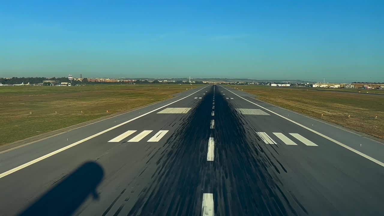 실시간 착륙에서 활주로 위의 현대 제트의 실루