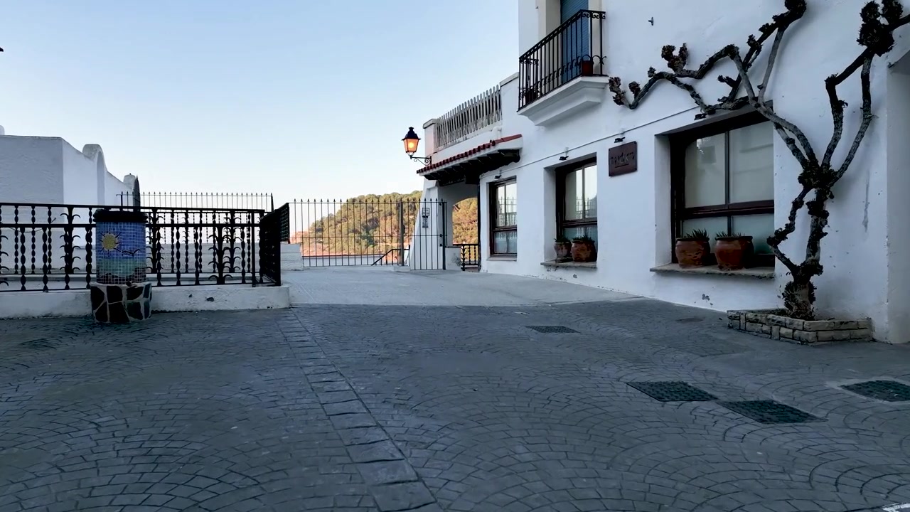 Una strada accogliente, ordinata e vuota con pavimentazione in pietra della Costa Dorada, Tarragona. Un mix di architettura moderna e antica