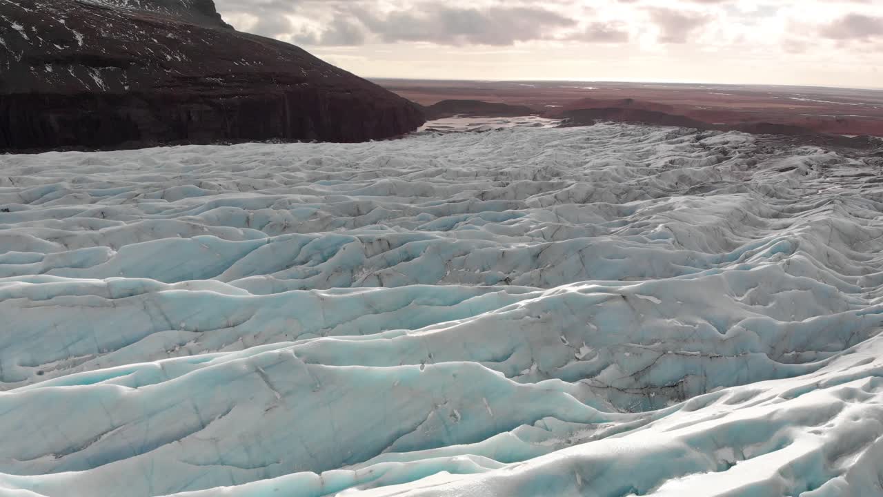 disparo de drones sobre el glaciar vatnajokull en islandia durante el invierno