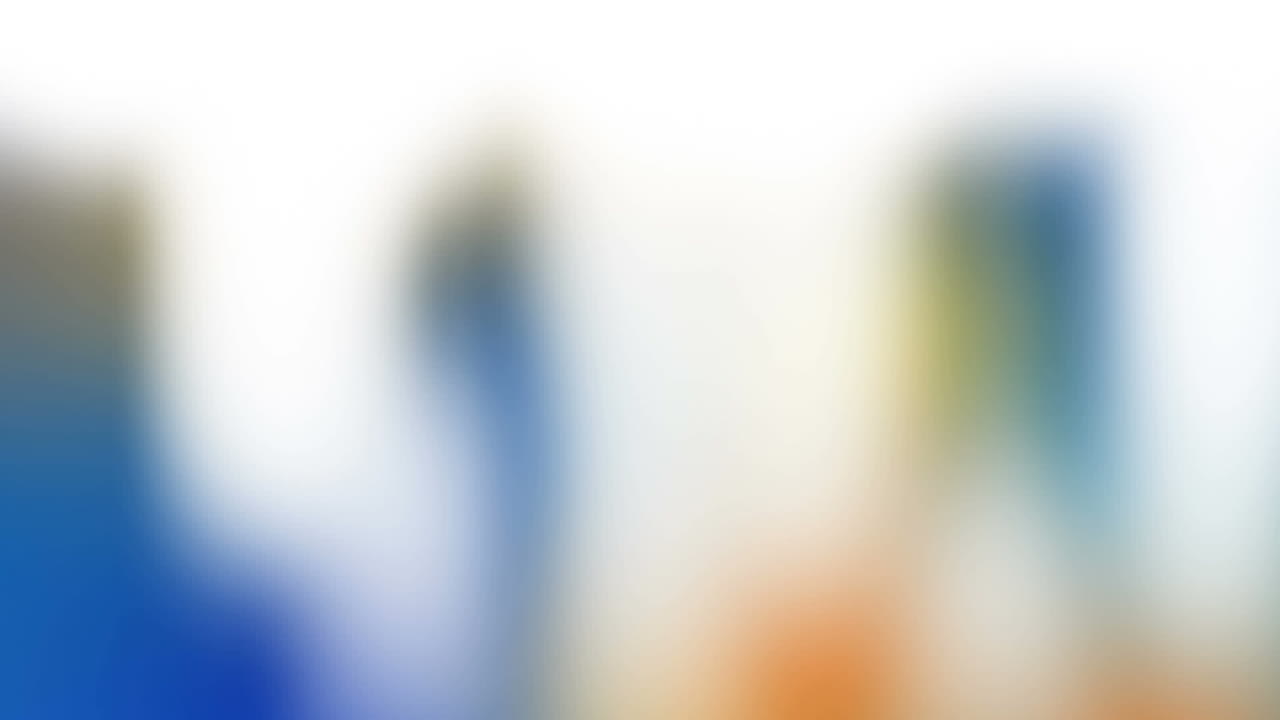 희미한 배경에 대한 추상적인 다채로운 모양 위에  ⁇ 은 장식 디자인