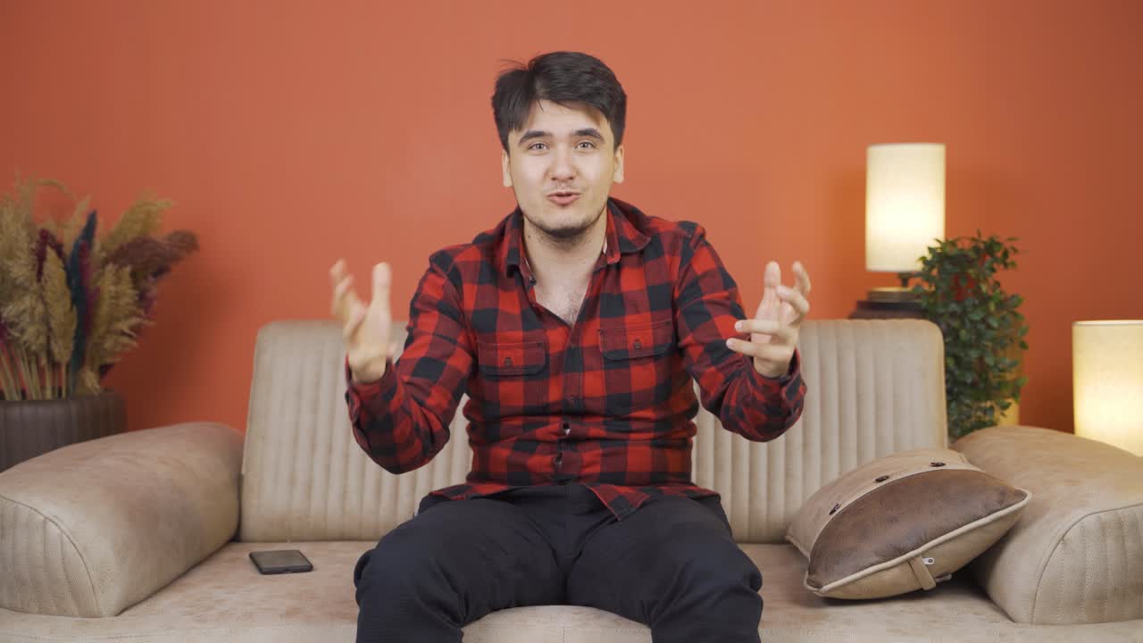 아이디어를 가지고 카메라를 바라보는 사람.