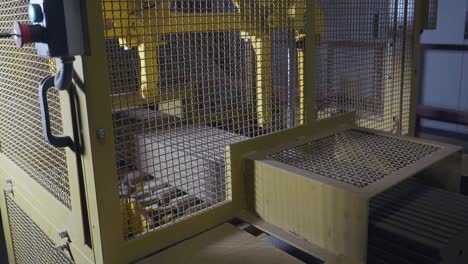 máquina industrial con jaula de protección