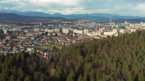 toma aérea dando vueltas alrededor de la ciudad de ljubljana, eslovenia desde la distancia