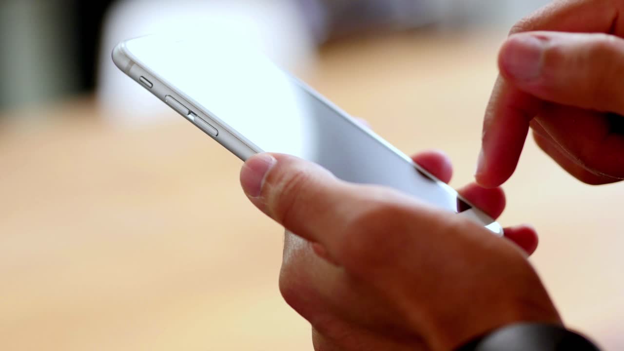 la mano de un hombre vista revisando una aplicación en un teléfono inteligente - aislada