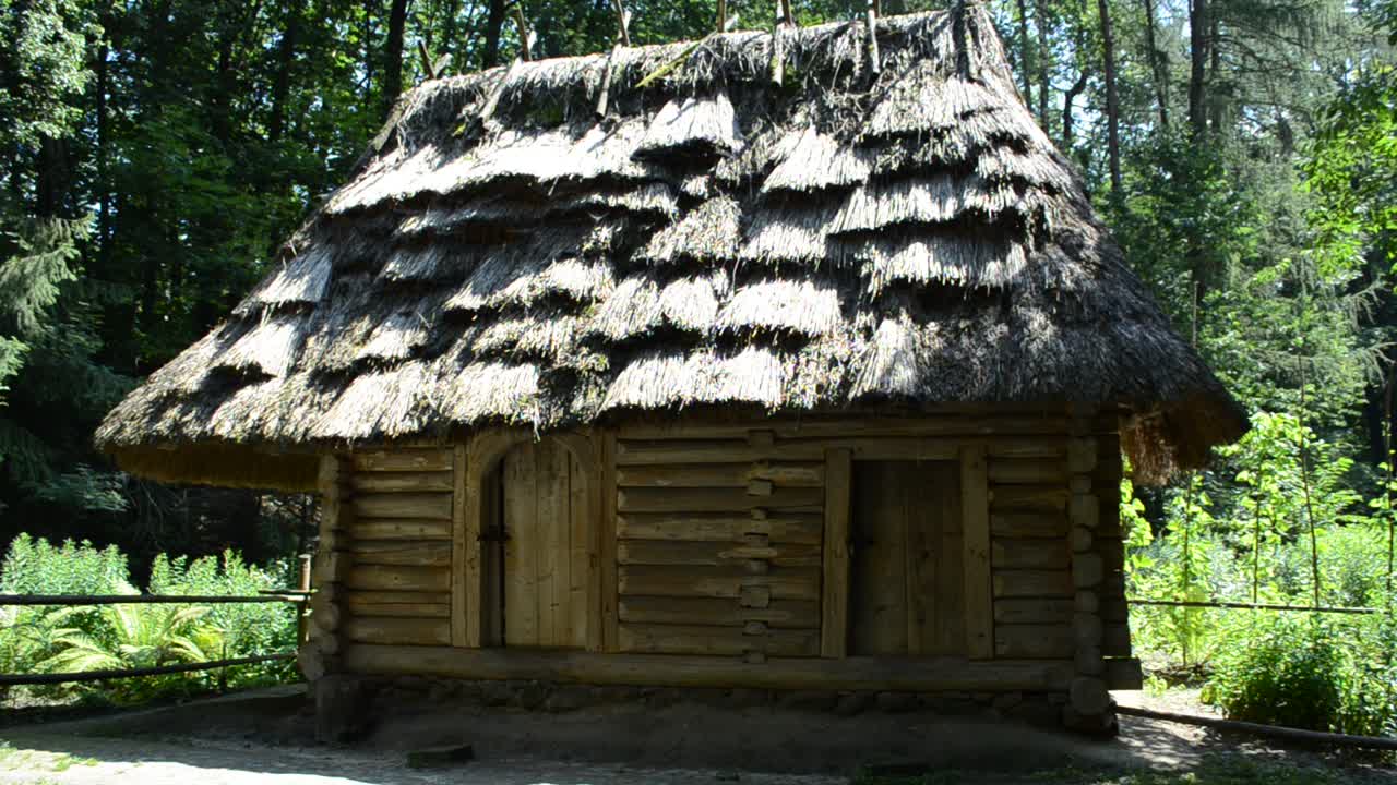 Gammelt hus og gårdsplass. Fotografering i skogsområdet. Lviv, Ukraina.