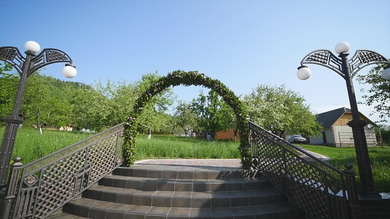 꽃으로 장식 된 결혼식 아치