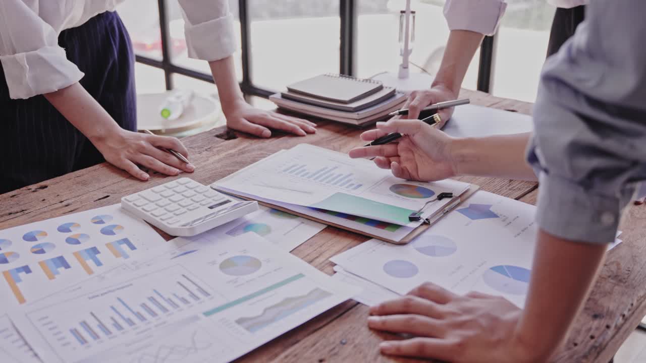 joven creativo tormenta de ideas de negocios reunión planificación de negocios idea de diseño