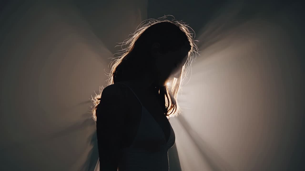 silueta de una mujer a la luz del sol