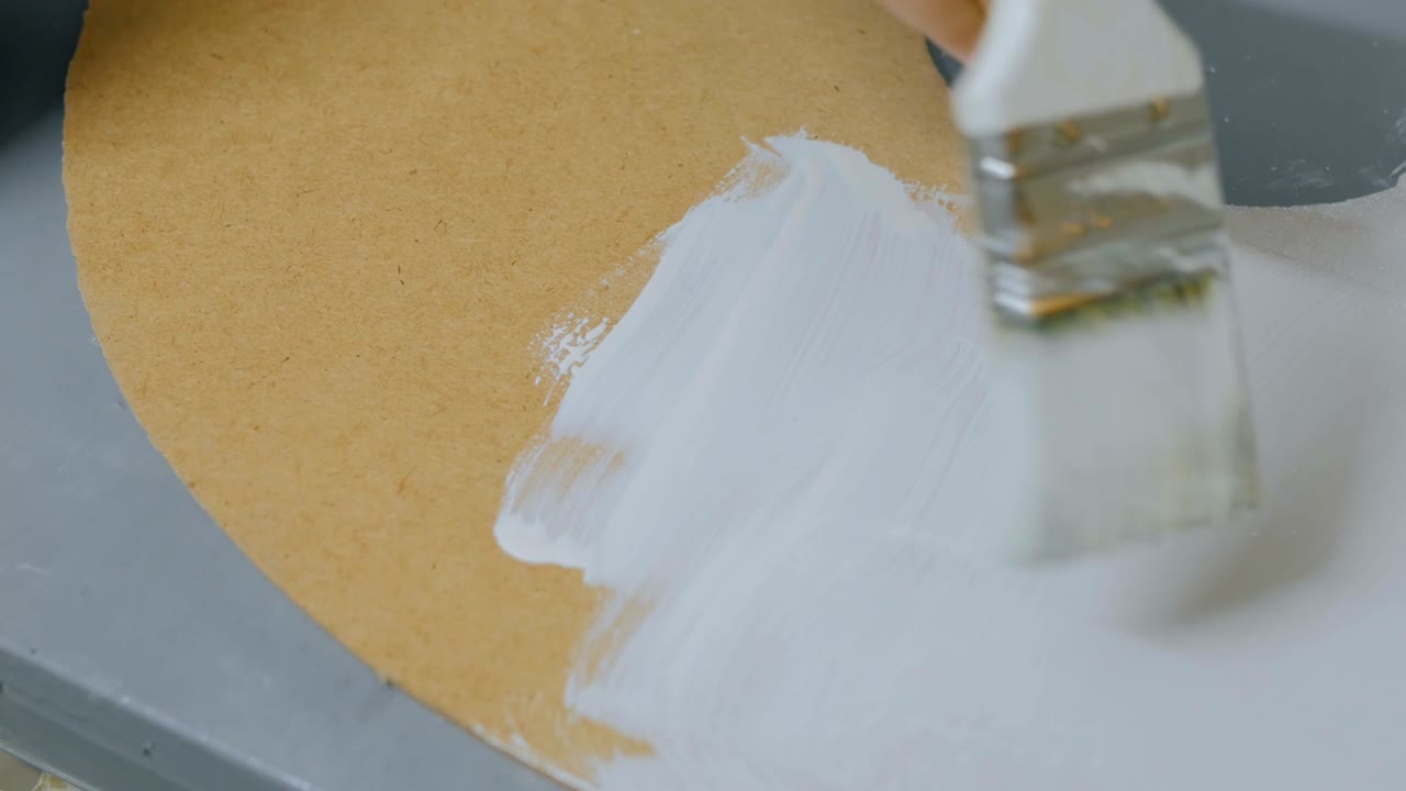 mujer profesional decoradora, diseñadora pintura decoración de círculos de madera