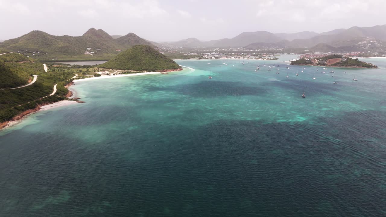 Vista aerea di una spiaggia di un'isola tropicale con barche