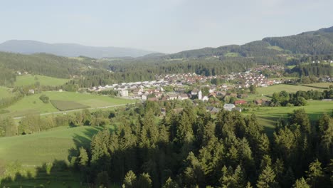 Vista-Aérea-De-Drones-De-La-Ciudad-De-Kotlje-Rodeada-De-Naturaleza,-Eslovenia