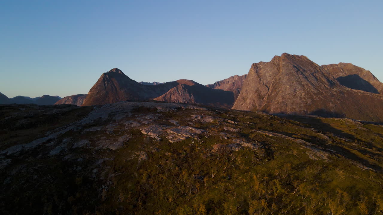 paisaje montañoso rodeado de isla senja durante la puesta de sol en el condado de troms og finnmark, noruega