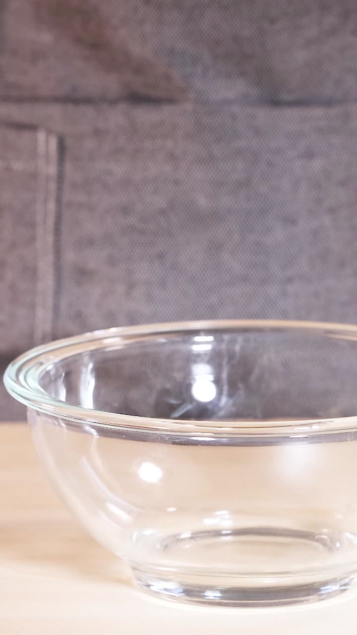 trozos de chocolate cayendo en un cuenco de vidrio