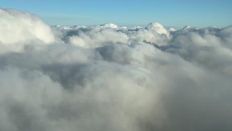 Piloto-Pov-Volando-Y-Penetrando-Una-Capa-De-Cúmulos-En-Un-Vuelo-En-Tiempo-Real