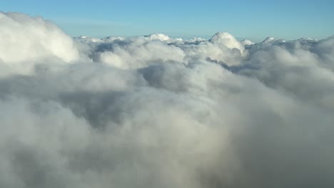 piloto pov volando y penetrando una capa de nubes cumulus en un vuelo en tiempo real