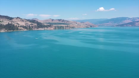 Reflejos-Turquesa:-Imágenes-Aéreas-Del-Soleado-Lago-Kalamalka