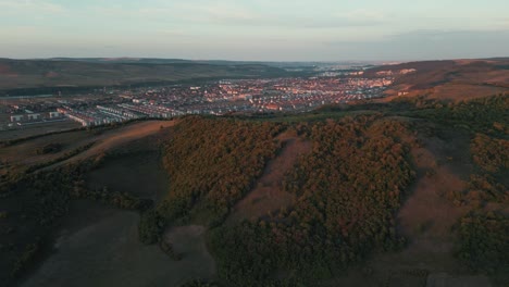 Vista-De-Drones-De-Una-Ciudad-Desde-La-Colina