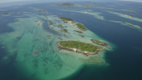 aguas claras y pequeñas islas en lofoten, norte de noruega