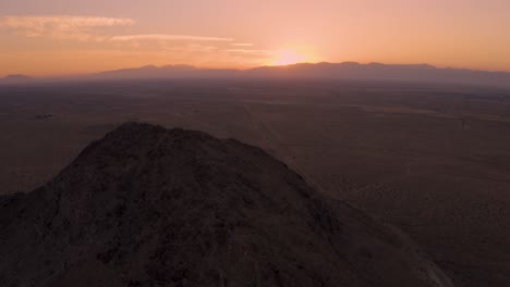 Berge-Der-Mojave-Wüste-Bei-Feuersonnenaufgang-Oder--untergang-In-Kalifornien,-Luftschwenk
