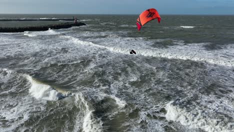 Kiteboarder-Mostrando-Sus-Habilidades-Saltando-En-Un-Mar-Tormentoso-Con-Olas