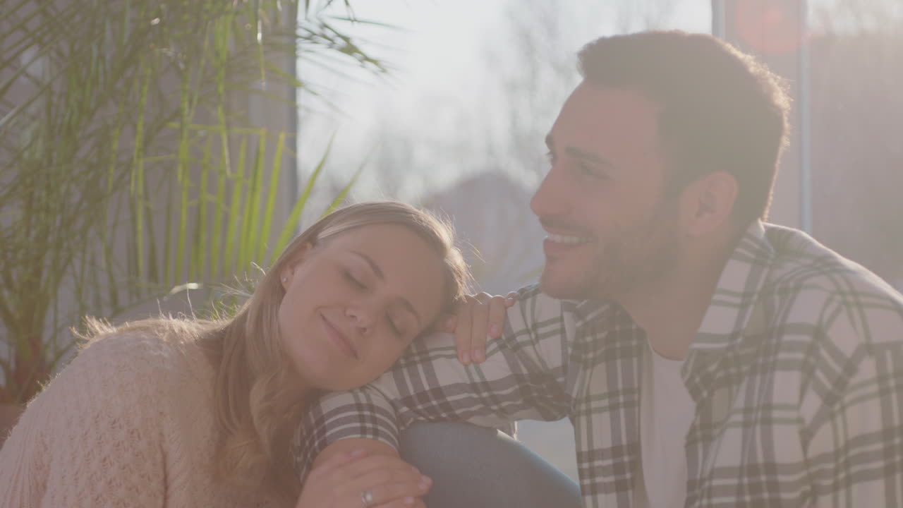 женщина лежит на руке своего друга.