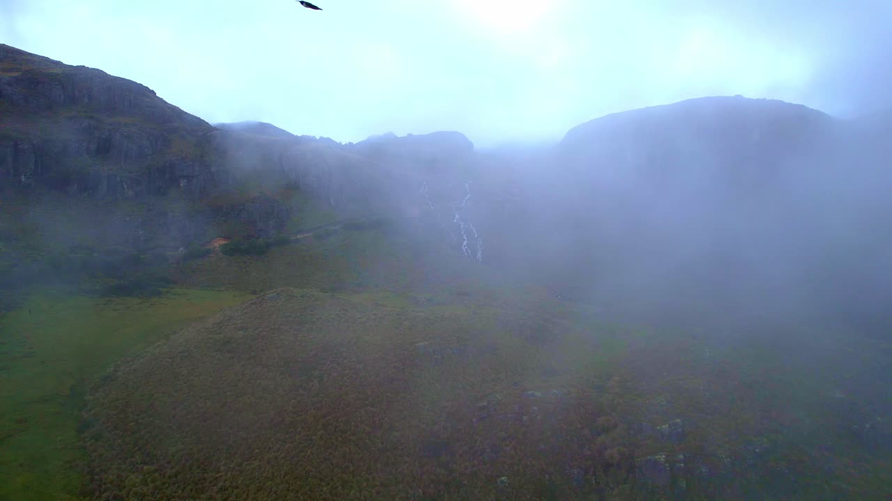 vista de órbita de la entrada a las lagunas pampeadas del parque nacional de cajas en cuenca ecuador hecha desde un avión no tripulado en las horas de la mañana volando a través de las nubes blancas del parque