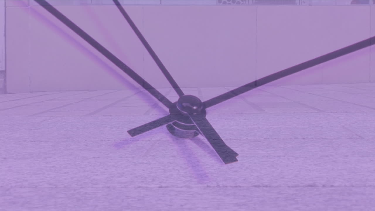 거리 에서  ⁇ 고 있는 사람 들 의 타임  ⁇ 스 에 대항 한 시계 의 클로즈업 의 복합 영상