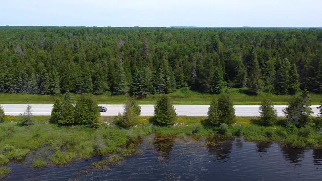 미시간 주 하이어워사 국유림을 통해 운전하는 미니 쿠퍼 컨트리맨