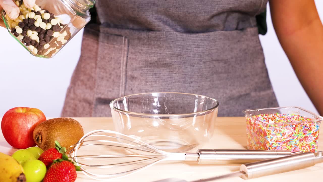 초콜릿  이 유리 그 에 부어지고 있다