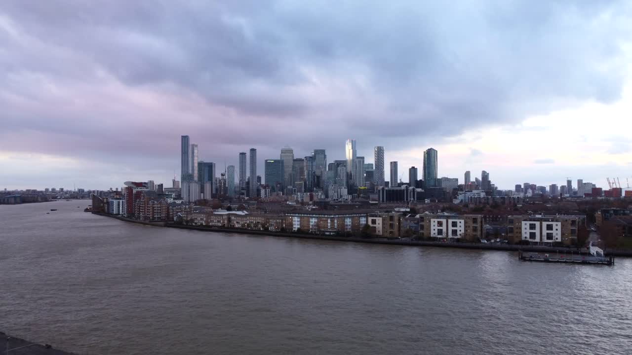 vista aérea de canary wharf y el horizonte de la ciudad de londres con nubes dramáticas