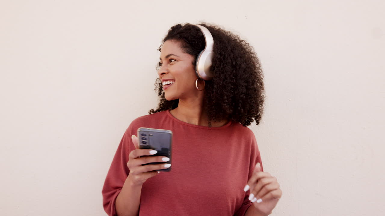 mujer, bailando y escuchando música