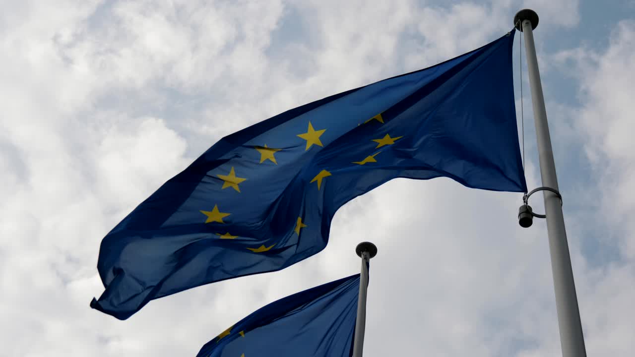 la bandera de la unión europea revoloteando orgullosamente en el aire en un día soleado de primavera