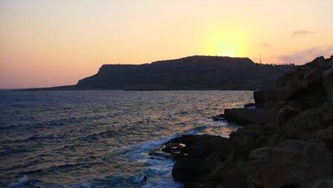 hermoso paisaje desde la orilla al atardecer en chipre