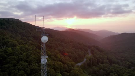 Paso-Aéreo-Por-La-Torre-De-Comunicaciones-Al-Amanecer-Cerca-De-Boone-Nc,-Carolina-Del-Norte