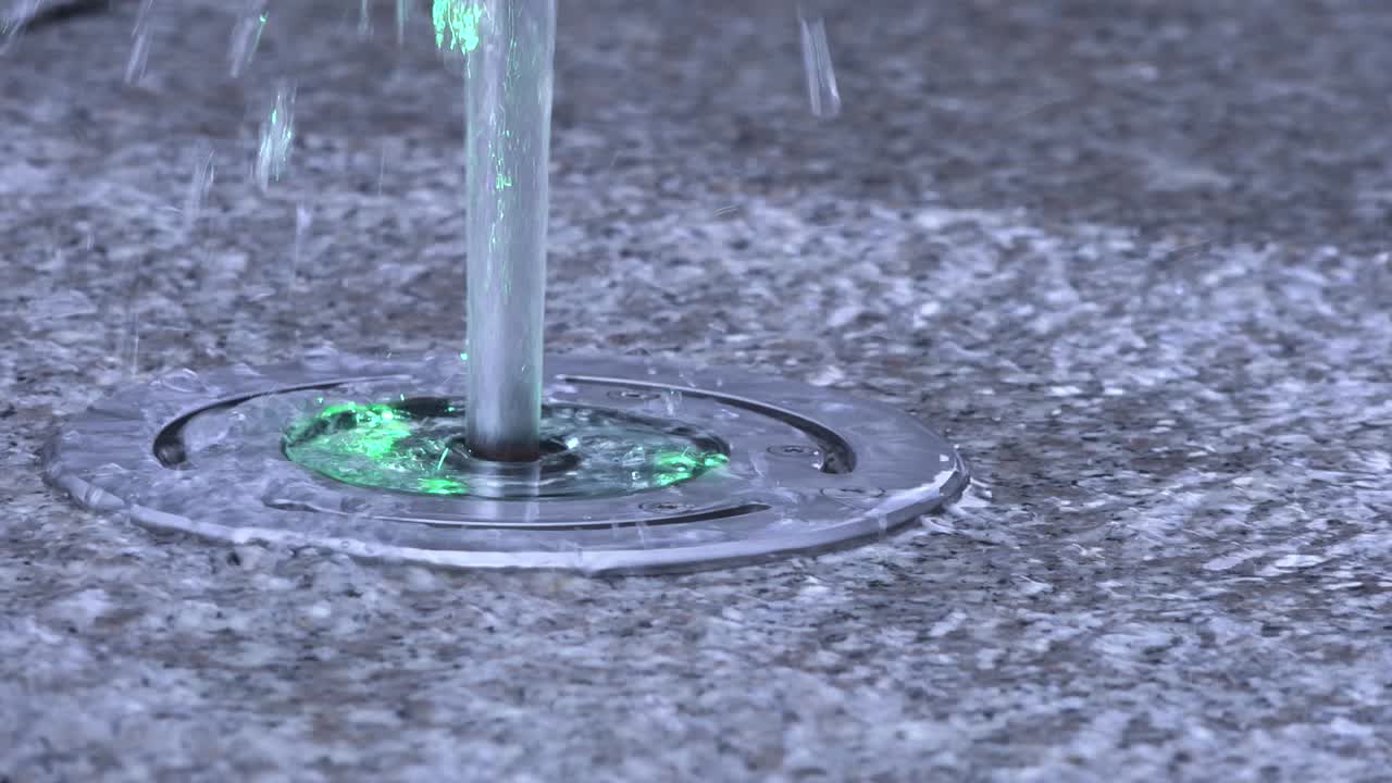 la luz de la fuente ilumina el agua