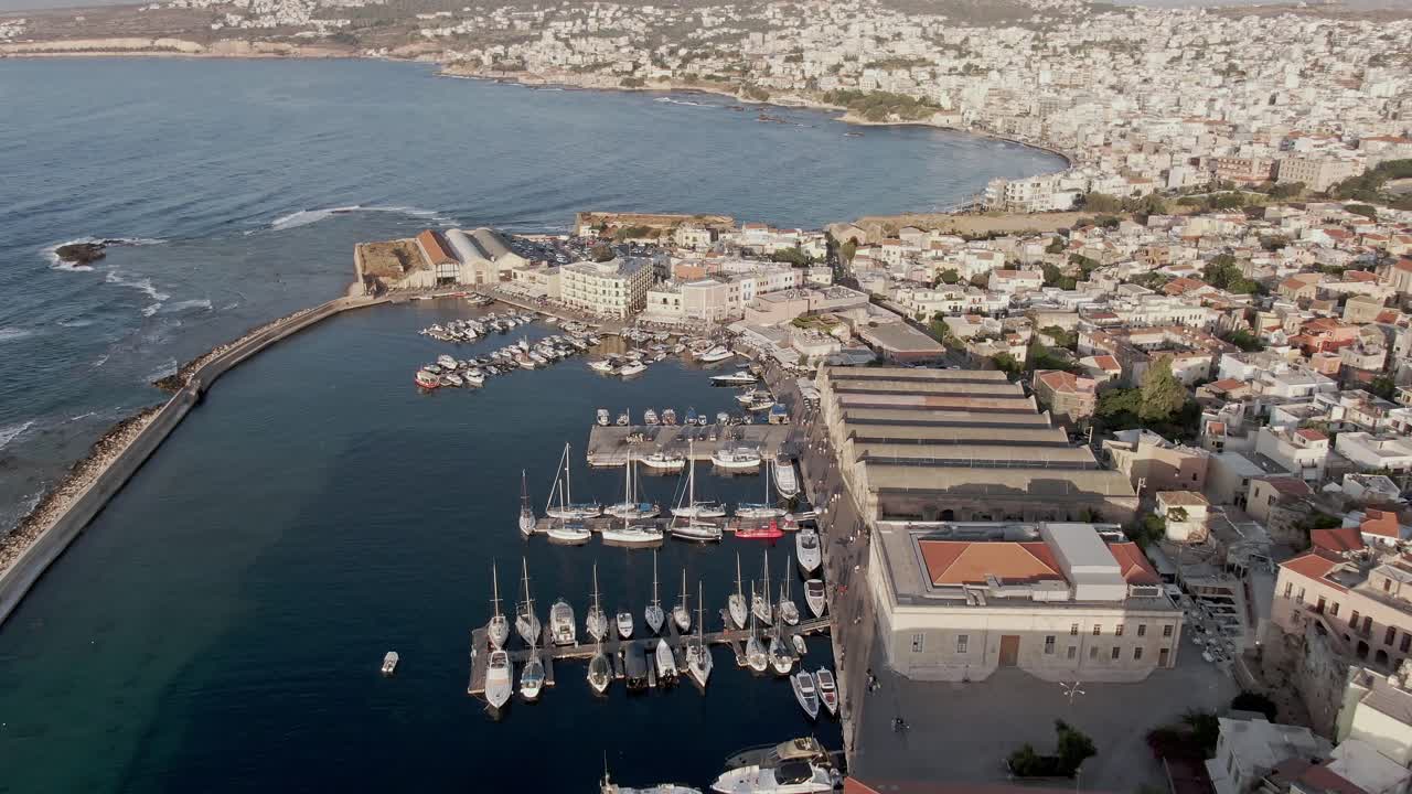 puerto con barcos y paisaje urbano de la ciudad de chania, vista aérea de drones